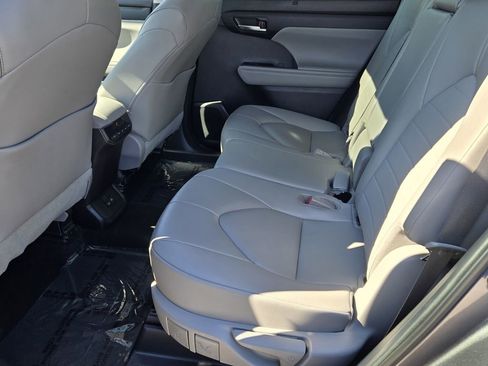Used 2023 Toyota Highlander XLE image 10