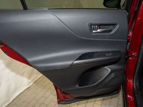 Used 2022 Toyota Venza XLE image 9