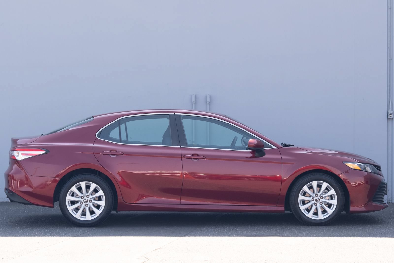 Used 2018 Toyota Camry LE FWD image 24