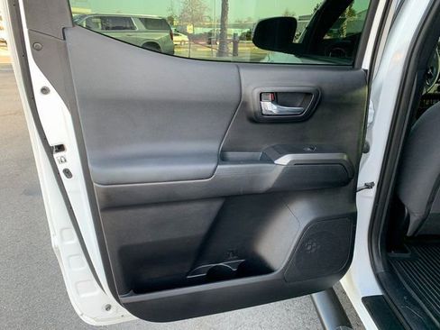 Used 2017 Toyota Tacoma TRD Sport image 16