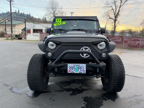 Used 2017 Jeep Wrangler Unlimited Sahara image 3