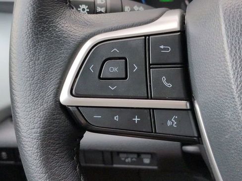 Used 2025 Toyota Sienna XLE FWD image 25