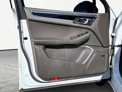 Used 2016 Porsche Macan S image 18