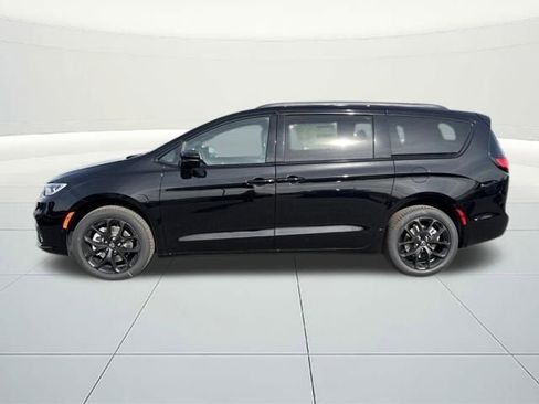 New 2026 Chrysler Pacifica Select w/ S Appearance Package image 3