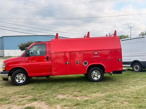 Used 2018 Chevrolet Express 3500 w/ Power Convenience Package RWD image 3