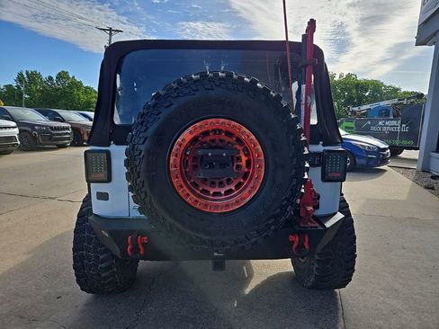 Used 2017 Jeep Wrangler Rubicon w/ Power Convenience Group AWD/4WD image 8