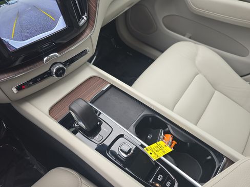 Used 2022 Volvo XC60 B5 Momentum w/ Advanced Package FWD image 21