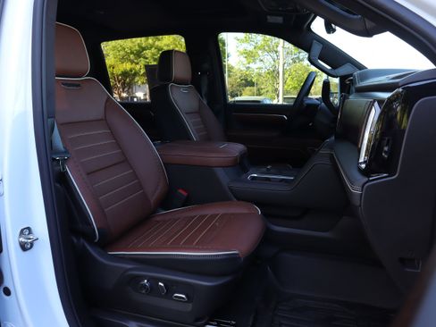 Used 2026 GMC Sierra 3500 Denali Ultimate w/ LPO, Black Badging Package image 31