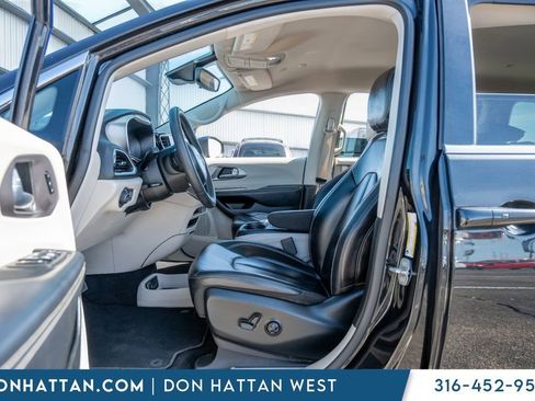 Used 2023 Chrysler Pacifica Touring-L FWD image 5