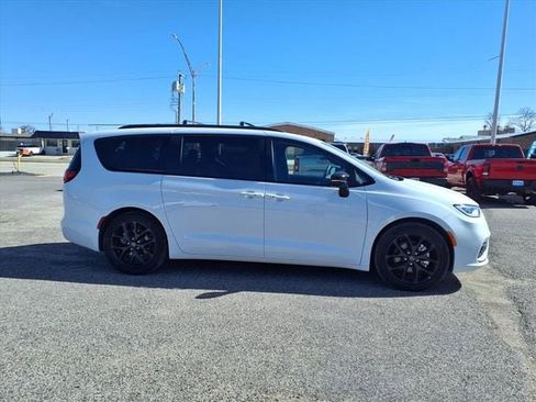 Used 2025 Chrysler Pacifica Limited FWD image 20