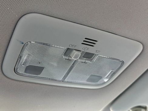 Used 2018 Toyota Corolla LE FWD image 32