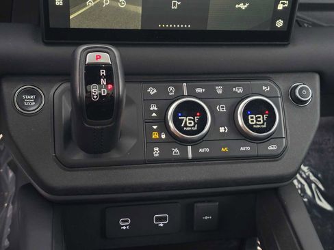 Used 2024 Land Rover Defender 130 X-Dynamic SE image 28