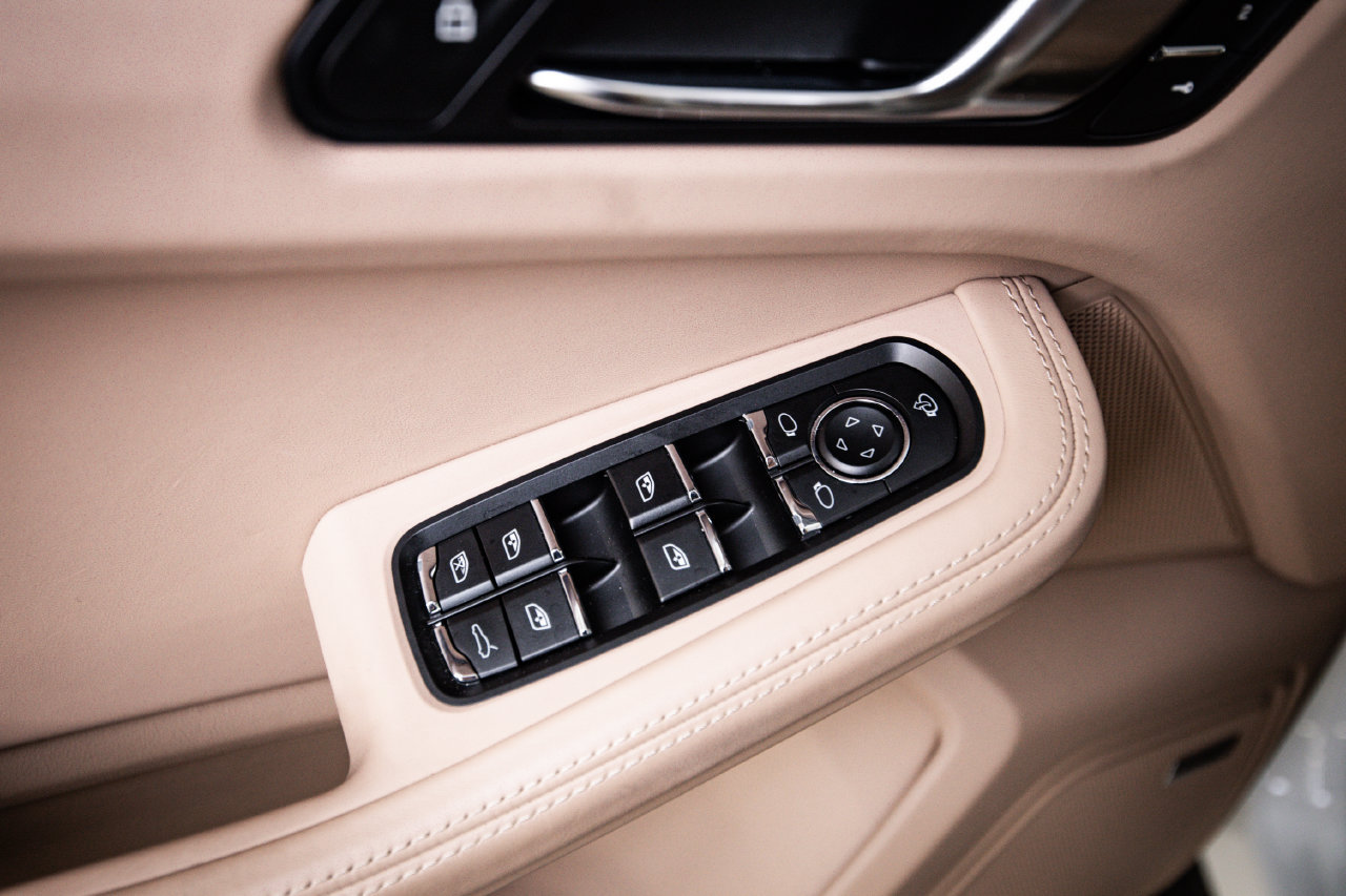 Certified 2023 Porsche Macan AWD/4WD image 22