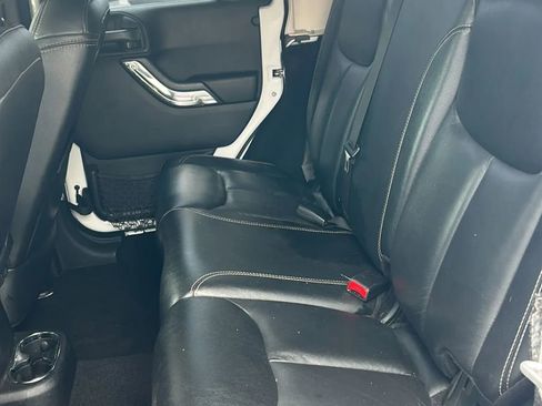 Used 2014 Jeep Wrangler Unlimited Sahara w/ Connectivity Group AWD/4WD image 10