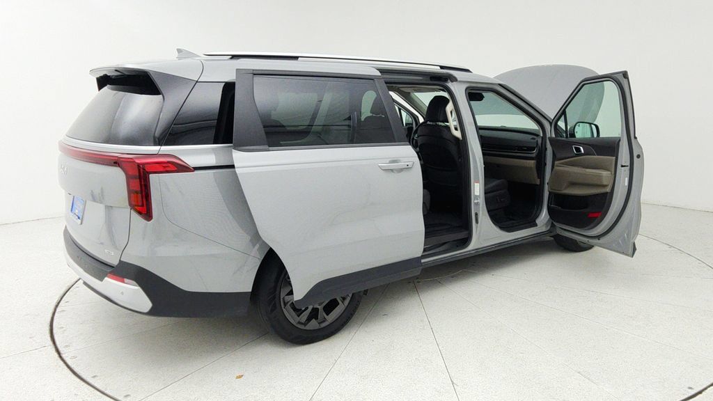 Used 2025 Kia Carnival EX FWD image 12