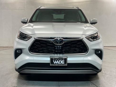 Used 2023 Toyota Highlander Platinum FWD image 9