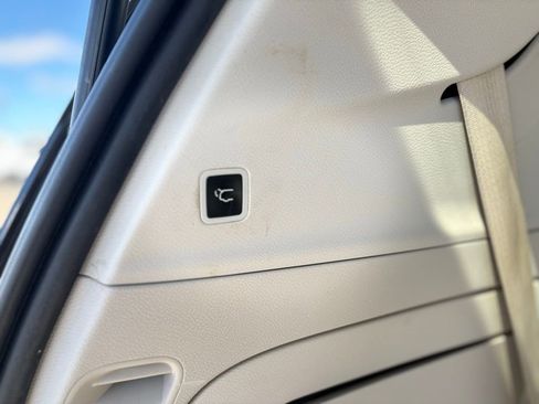 Used 2017 Chrysler Pacifica Limited w/ UConnect Theater Package FWD image 31