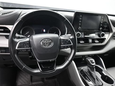 Used 2021 Toyota Highlander XLE AWD/4WD image 14