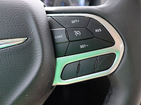 Used 2023 Chrysler 300 Touring L image 17