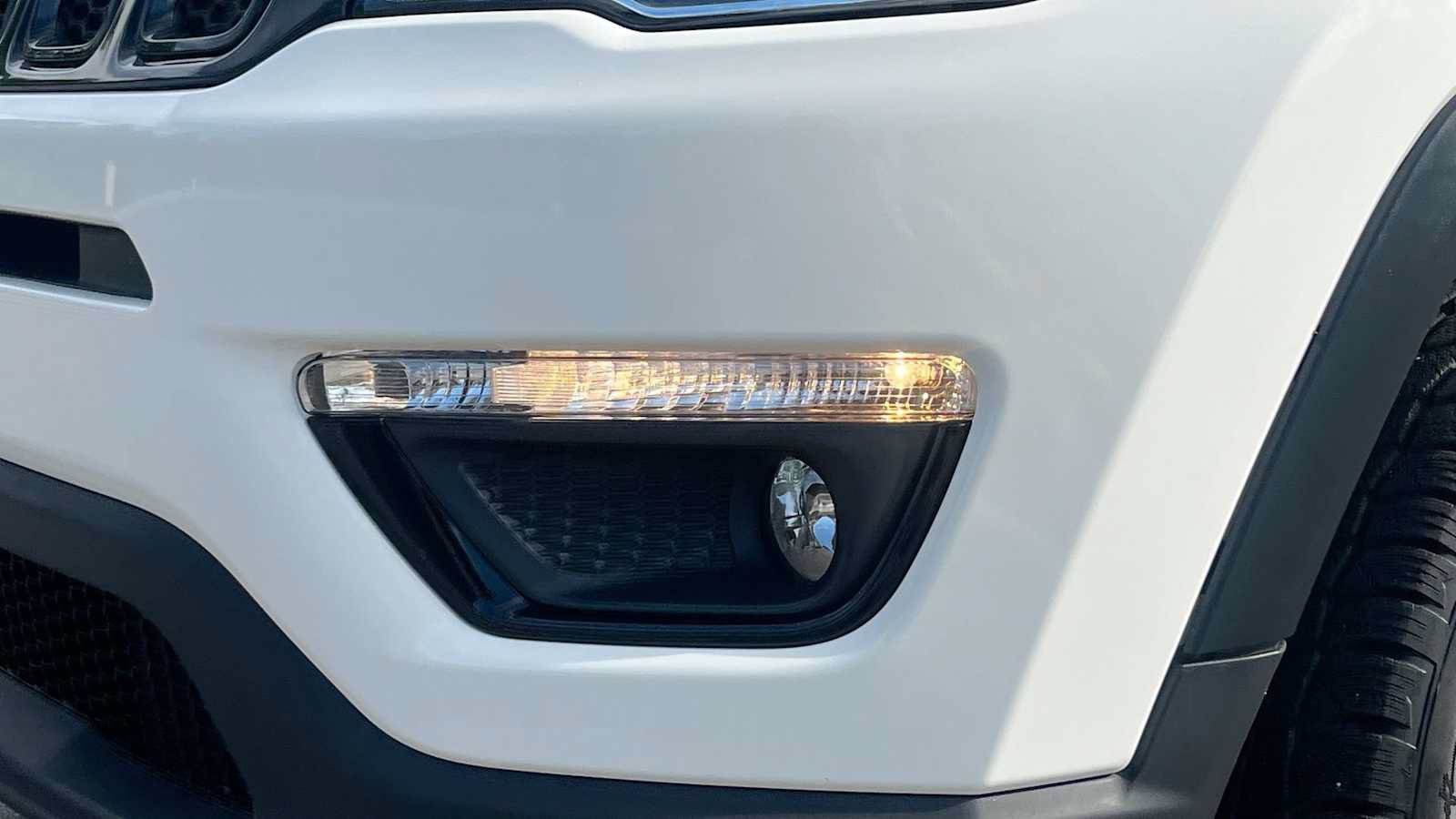 Used 2018 Jeep Compass Latitude w/ Popular Equipment Group FWD image 24