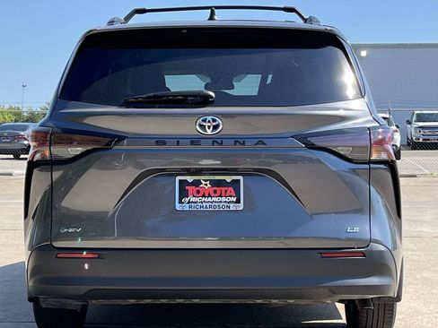 Used 2025 Toyota Sienna LE FWD image 5