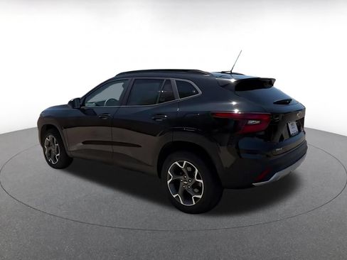 Used 2025 Chevrolet Trax LT FWD image 10