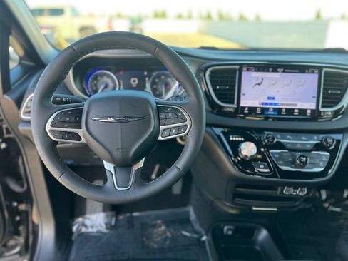 Used 2025 Chrysler Pacifica Select FWD image 12