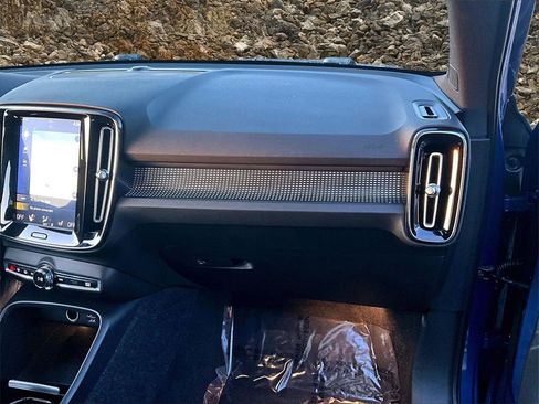 Used 2020 Volvo XC40 T5 R-Design w/ Protection Package Premier image 16