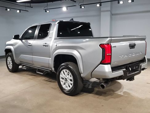 Certified 2025 Toyota Tacoma SR5 AWD/4WD image 5