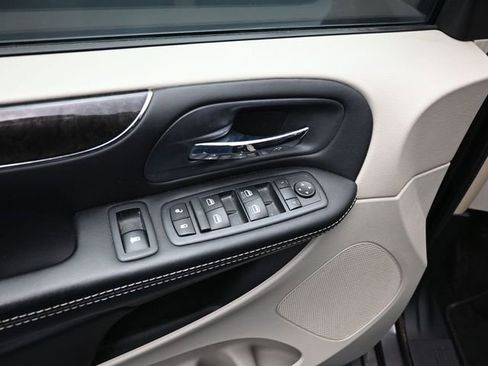 Used 2016 Chrysler Town & Country Touring-L w/ Driver Convenience Group image 14