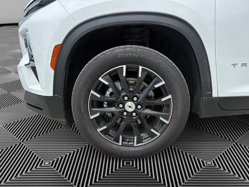 Certified 2025 Chevrolet Traverse LT w/ Sun and Wheel Package AWD/4WD image 9