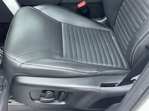 Used 2024 Land Rover Discovery S image 38
