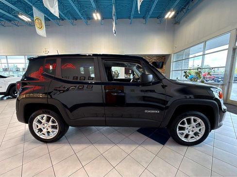 Used 2023 Jeep Renegade Latitude AWD/4WD image 17