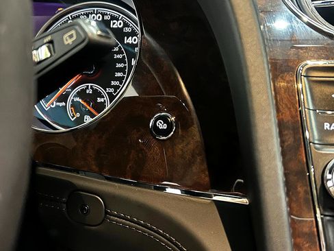 Used 2019 Bentley Bentayga image 29