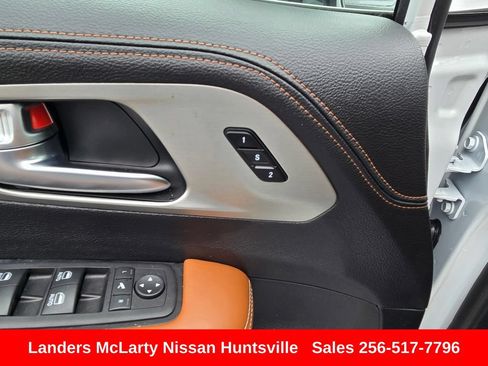 Used 2025 Chrysler Pacifica Pinnacle FWD image 28