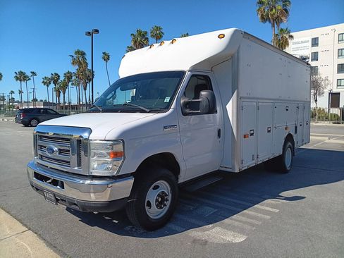 Used 2013 Ford E-450 and Econoline 450 Super Duty w/ Interior Upgrade Pkg image 3