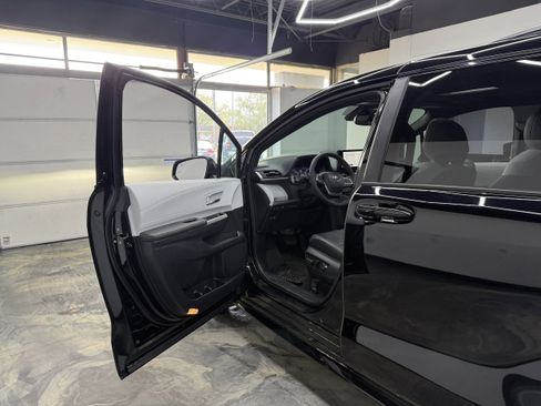 Used 2026 Toyota Sienna XSE AWD/4WD image 9
