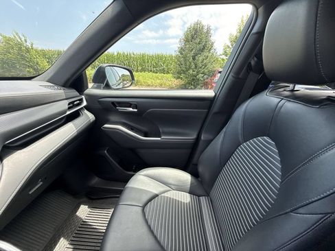 Used 2024 Toyota Highlander XSE FWD image 15
