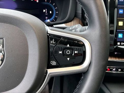 Used 2023 Volvo XC60 B5 Ultimate w/ Climate Package FWD image 27