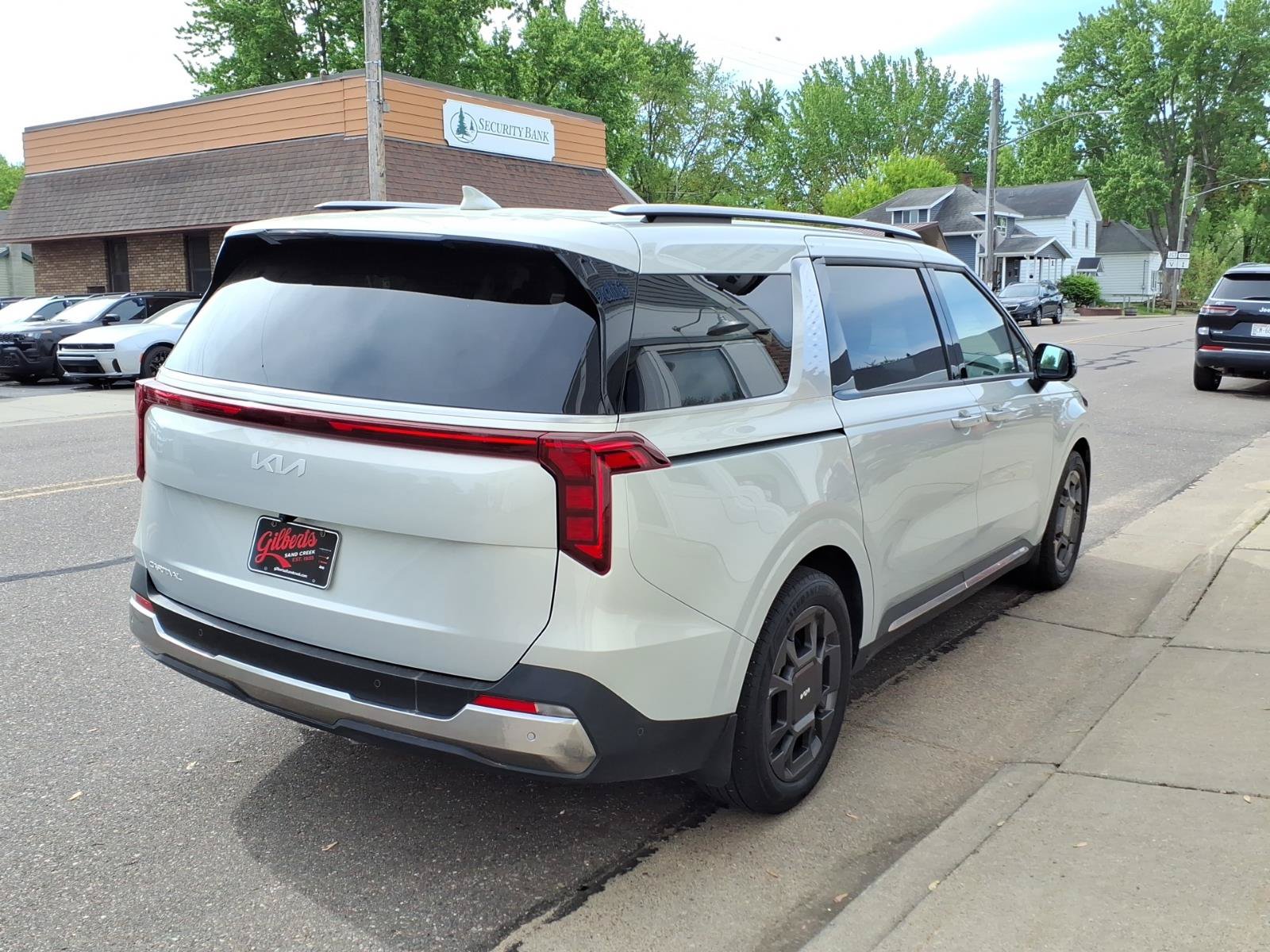 Used 2025 Kia Carnival SX FWD image 6