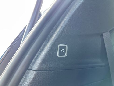 Used 2024 Chrysler Pacifica Premium FWD image 20