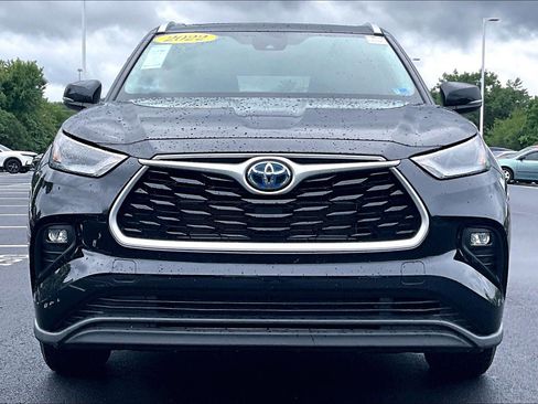 Used 2022 Toyota Highlander XLE AWD/4WD image 3