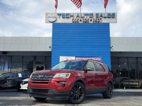 Used 2018 Ford Explorer XLT w/ Equipment Group 202A image 2