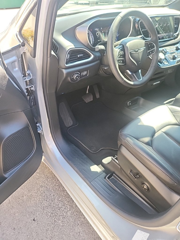 Used 2026 Chrysler Pacifica Select FWD image 2