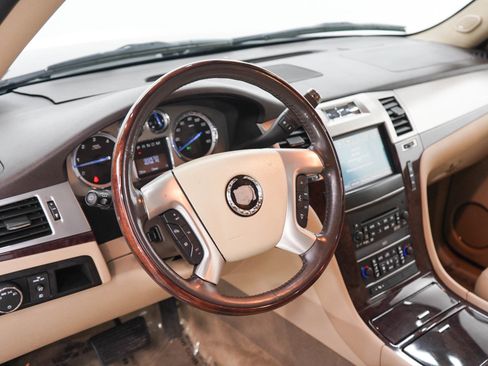 Used 2011 Cadillac Escalade Luxury AWD/4WD image 21