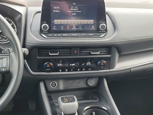 Used 2023 Nissan Rogue SV image 18