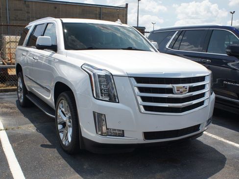 Used 2020 Cadillac Escalade Luxury RWD image 3