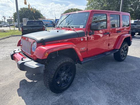 Used 2017 Jeep Wrangler Unlimited Sahara w/ Connectivity Group AWD/4WD image 6