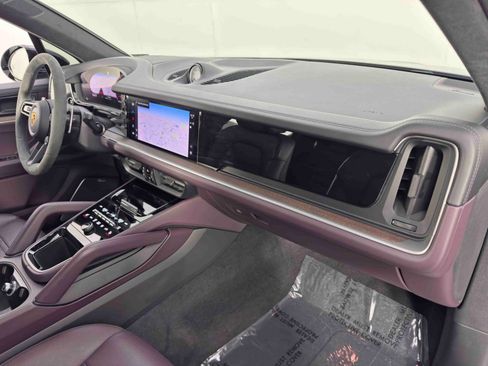 Used 2024 Porsche Cayenne Turbo image 15