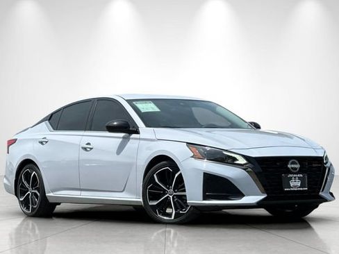 Used 2024 Nissan Altima 2.5 SR w/ SR Premium Package FWD image 2